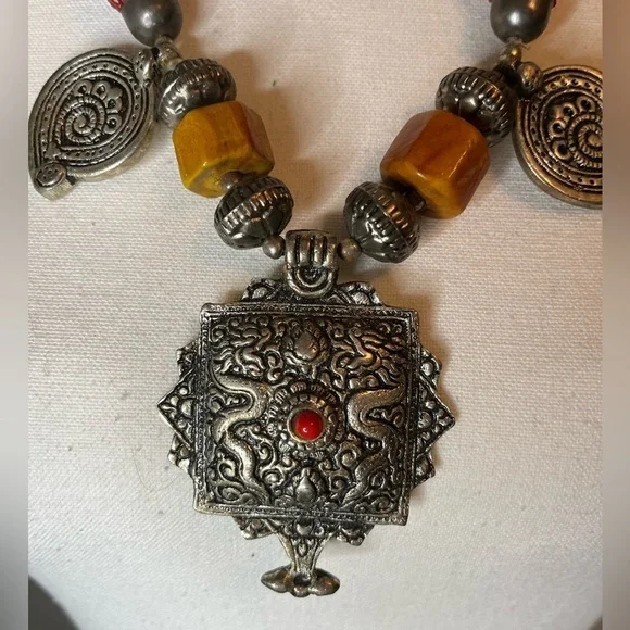 ⭐️ NWOT Costume Jewelry necklace - Picture 8 of 8